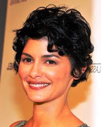 This short, fun haircut gives your strands body at the front and gradually gets shorter at the back and on the sides for a trendy alternative to the traditional pixie. Pixie Haircut For Thick Curly Hair Tagli Di Capelli Capelli