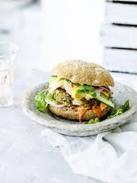 Burger De Poisson Salade De Mangue Et Papaye Recette Finger Food Des Burgers Wraps Tacos Sandwiches En 2019 Salade Mangue Papaye Et Mangue