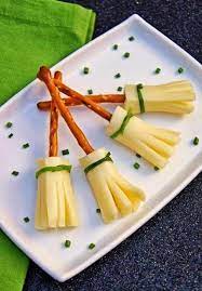 Lustig essen kindergeburtstag essen leckeres essen essen und trinken wackelpudding gerichte für kinder halloween essen kreatives essen kochen für kinder. Hexen Sticks Salzletten Mit Scheiben Kase Und Schnittlauch Halloween Essen Ideen Kinderparty Essen Halloween Essen