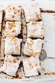 Mazurek Orzechowy Z Powidlami Bakaliami I Beza Food Sweet Recipes Desserts Walnut Dessert