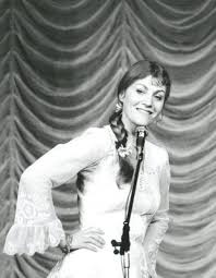 слова песни анны герман один раз в год сады цветут 1 A On Mne Nravitsya Pesnya Iz Repertuara Anny German Poeziya Mir Dushi