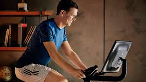 Jeden tag sind sie im fernsehen zu sehen. Sommerkampagne Oliver Bierhoff Strampelt Sich Fur Peloton Ab