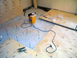 وضع الخشب الرقائقي على أرضية خشبية 60 صورة قم بذلك بنفسك على الفترات الزمنية أفضل من لوحات Osb اختر الركيزة وتعلم كيفية وضع