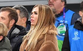 Greta scarano, reduce dalla famiglia totti, ossia dal ruolo di ilary blasi in speravo de morì prima, interpreta una donna moglie, ma anche madre, fa i conti con la maternità. Spevavo De Mori Prima Ilary Blasi Interpretata Da Greta Scarano