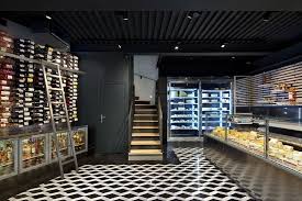 Vincent Coste Combines The Worlds Of Cheese And Wine In Paris Cafe Acogedor Disenos De Unas Tienda De Vinos