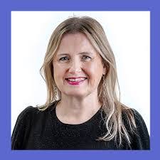 Julie Lomax's Instagram, Twitter & Facebook