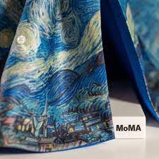 💙 A Mattel se superou! Agora a Barbie ganhou uma versão inspirada em “A Noite Estrelada” de Van Gogh 😍 O vestido, o cabelo, até os detalhes da lua, tudo lembra o