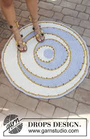 Gestrickter Teppich In Drops Paris Die Arbeit Wird Mit 3 Faden Streifen Krausrippen Und Verkurzte Gestrickter Teppich Strickteppich