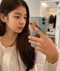 Sewaktu teaser prologue itzy rilis, banyak fans yang mengatakan bahwa wajah lia merupakan perpaduan antara jisoo blackpink dan. Lia Itzy Selebritas Kecantikan Gadis Korea