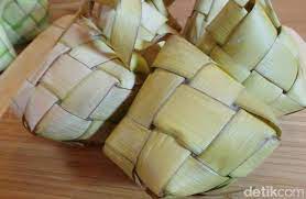 Misalnya seperti kikil, krecek, babat, ceker ayam, daging ayam, kacang hijau, beras yang dibuat lontong atau ketupat, kacang, beras ketan putih/hitam, sagu mutiara, ubi. Dalam 30 Menit Ketupat Empuk Lembut Siap Dinikmati Ini Caranya