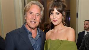 382,826 likes · 10,937 talking about this. Am Strand Dakota Johnson Chris Martin Zeigen Ihre Liebe Promiflash De