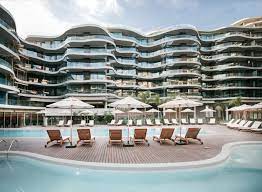 El mismo es diseñado por los reconocidos arquitectos carlos ott y ponce de león, y desarrollado por la reconocida empresa argentina tglt. Tglt Proyectos De Vida Puerto Del Buceo