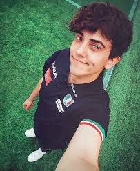 Non lo conoscevo prima di sanremo 2017 e per me è stata una bella sorpresa, credo abbia molto talento. Michele Bravi Coinvolto In Un Incidente Mortale Senza La Psicoterapia Non Sarei Qui Oggi Spettegolando