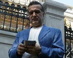 Cand se plimba prin parc, el ii ofera o tigara. Marele AnunÈ› FÄƒcut Inaintea Meciului Cu City Gigi Becali Aduce Un Varf E Un Atacant Mare TanÄƒr Roman De Mare PerspectivÄƒ
