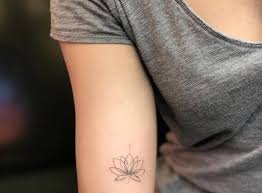 minimalist lotus cicegi dovmesi tesettur giyim lotus cicegi mor dovme modelleri