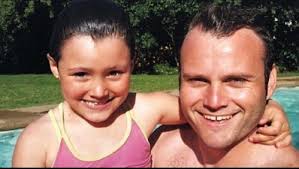 Cumplió 22 años: Hija de Roberto Bruce sorprende a redes sociales por su  parecido con el fallecido periodista