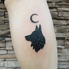 Tinytattoo Tattooforguys Wolf And Moon Tattoo Small Wolf Tattoo Simple Wolf Tattoo