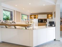 Moderne Landhauskuche In Weiss Von Hacker Kuchen Mit Kochinsel Bora Kochfeld Und Neff Elektrogeraten Kuchenha Landhauskuche Moderne Landhauskuche Haus Kuchen