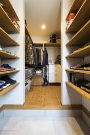 通り抜けられるシューズクロークとファミリークローゼット 施工事例 bino bino播磨 中塚組 施工事例 scl wicl ファミリークローゼット シューズクローク クローゼット 家族用玄関 ファミリー玄関 エントランス 新築 リフ クローゼット 収納 玄関 土間