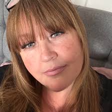 This area has been like this for 4 years! 😩 please help? I'm determined to  sort it. Lack of imagination has stilted my ability! I'd love to sort this  area out. I