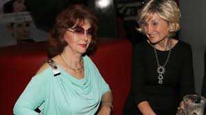 Nestárnoucí hlasatelka saskia burešová slaví 75, věk ji děsí jen v posteli. Byvala Hlasatelka Saskia Buresova Tohle Z Ni Udelaly Plastiky