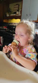 Today, my daughter opened her favorite chocolate ice cream án the same one  she eats almost every day after school.