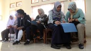 Pengalungan medali oleh kepala sekolah. Daftar 5 Smp Negeri Terbaik Di Jakarta Timur