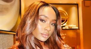 Kelli Flores's Instagram, Twitter & Facebook