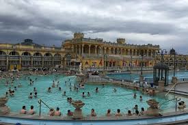 De stad werd in 1873 gevormd door het samenvoegen van boeda en óbuda op de rechteroever van de donau met pest op de linkeroever. Priverondrit Naar Thermaalbad Szechenyi Vanuit Het Centrum Van Boedapest 2021