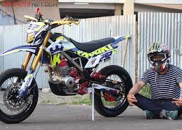 Motor tersebut dibekali mesin serupa klx, yaitu 250 cc dan dijual seharga rp 65,7 juta. Kawasaki Klx 150bf Pelarian Ban Tahu Hilang Kental Aura Husqvarna Gridoto Com
