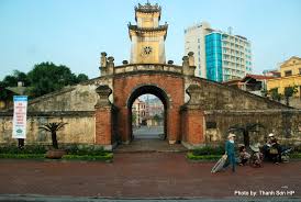 Quảng bình quan thời nguyễn, được đắp bằng đất vào năm 1631, là hệ thống thành lũy cổ được xây đắp để bảo vệ kinh thành nguyễn. Quáº£ng Binh Quan Mapio Net