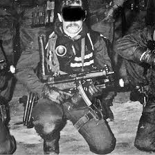 A Member Of 22 Sas Donning The Ct Team Kit Of The Late 1980 S As Shown They Are Armed With Both Special Forces Military Special Forces Naval Special Warfare