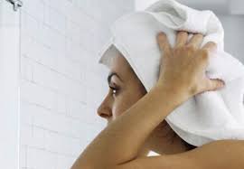 Por qué hay que evitar secarse el pelo con una toalla al salir de ...