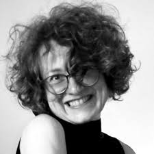 𝗦𝗢𝗡𝗢 𝗨𝗡𝗔 𝗘𝗗𝗜𝗧𝗢𝗥, 𝗡𝗢𝗡 𝗦𝗢𝗡𝗢 𝗨𝗡'𝗔𝗠𝗜𝗖𝗔! (semicit.)  Potremmo parafrasare in questo modo il titolo della celebre canzone di  Rosanna Fratello 𝘚𝘰𝘯𝘰 𝘶𝘯𝘢 𝘥𝘰𝘯𝘯𝘢, 𝘯𝘰𝘯…