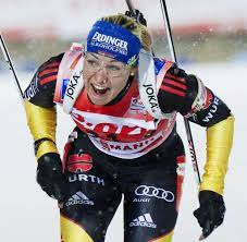 Bis zum ziel lieferte sie sich um den sieg ein duell mit magdalena neuner, der berger zum schluss nur knapp unterlag. Biathlon Magdalena Neuner Feiert Ihren 25 Weltcup Sieg Welt