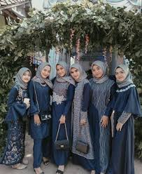 Desain baju | informasi seputar model baju modern yang unik, menarik dan terkini. 8 Ide Gaun Bridesmaid Bukan Kebaya Untuk Yang Berhijab Elegan Dan Memesona Tanpa Tapi