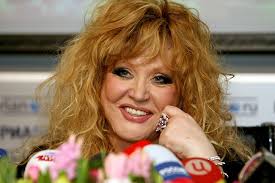 Alla pugacheva performing million roses live 1983 (c) universal music russia. Video Pugacheva Podehala Pryamo K Poezdu Po Perronu Na Mashine Rossijskaya Gazeta