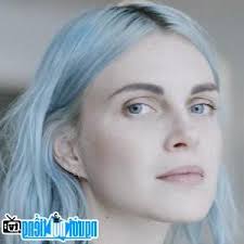 Nhà thiết kế thời trang Phoebe Dahl