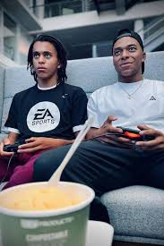 Veja fotos de Kylian Mbappé com Ethan, seu irmão mais novo que também joga  no PSG