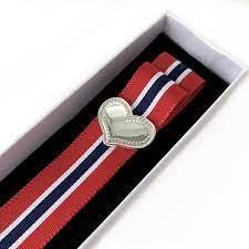 Tradisjonsrik 17.mai sløyfe med filigran i oksidert sølv og 28 cm langt sløyfebånd i rødt, hvitt og. 17 Mai Sloyfe Med Gravering Hjerte Yndlingsknippet