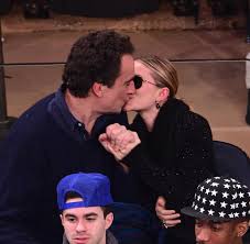 The actress is engaged to olivier sarkozy, her starsign is gemini and she is now 35 years of age. Heimlich Geheiratet Mary Kate Olsen Ist Jetzt Eine Sarkozy Welt