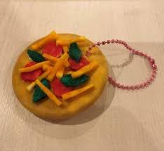 色とりどりのピザのスクイーズ お好みの具を作って乗せてみてはいかがでしょうか 材料はすべて百均ダイソー 今回は 小さなピザのスクイーズの作り方をご紹介させていただきます 化粧用パフを使用するのですが ちょっとお子様には切りにくいので メラミン