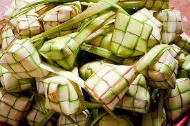 Lalu, saat mengisikan beras ke dalam bungkus. Petua Elak Ketupat Nasi Cepat Berair Basi