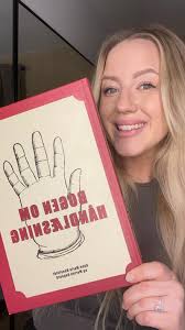 Min skønne læremester har skrevet en ny bog 📚😍, Og jeg er så heldig at  have modtaget en 🙏🏼 🥰 Tak @handlaeser 🫶🏼 Den er jeg meget begejstret  for 🤲🏼, 📚 Bogen om håndlæsning 🤲🏼