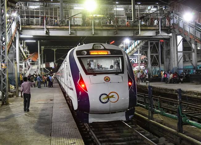 वंदे भारत में मिलेगी स्लीपर की सुविधा, Indian Railway जल्द लॉन्च करने वाला है नए वर्जन । Indian Railways to launch sleeper version of Vande Bharat Express Says B G Mallya -