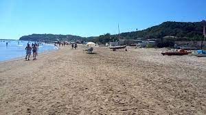 Tra l'ampia spiaggia dorata del lido riccio e le scogliere del promontorio che dominano il mare cristallino, l'albergo vanta una posizione da sogno direttamente sulla spiaggia. Nuove Concessioni A Ortona Gli Ambientalisti Vogliono Toglierci La Spiaggia Libera