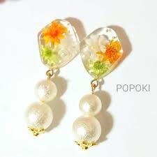 母の日ギフトにも 春夏アクセサリー ビタミンカラーのお花入りレジンピアス アクセサリー レジン ピアス ピアス