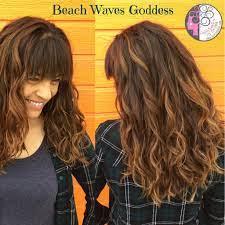 Naturally Curly Beach Waves Balayage Highlights Brunette Hair By Carleen Balayage Highlights Brunette Brunette Balayage Hair Medium Balayage Hair Blonde Short