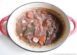 Cette recette de cuisine au vin est composée d'œufs pochés, et de sauce meurette (ou sauce bourguignonne) composée de vin rouge du vignoble de bourgogne, de lardons, d'oignons, et d'échalotes revenus dans du beurre 2, avec également éventuellement des oignons grelots, et des champignons de paris. Bourguignon De Seitan Boeuf Bourguignon Vegan France Vegetalienne