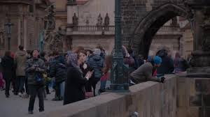 La república checa se adelanta a cinco minutos del final de la primera parte con un gran remate de cabeza. Personas Puente Carlos Praga Praga Republica Checa Marzo 2017 Video De Stock C 4kclips 147279615
